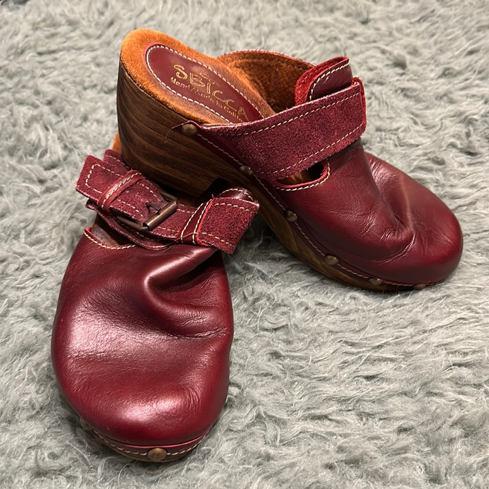 Sbicca women’s soft leather wooden heel clogs- burgundy color